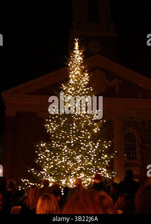 Dezember 2004 - New York, New York, USA - K40744WR. DAS 60. JÄHRLICHE WEIHNACHTSBAUMBELEUCHTUNG UND WEIHNACHTSLIEDER DER PARK AVENUE. DIE BACKSTEINKIRCHE 91ST NEW YORK NEW YORK 12-05-2004. WILLIAM REGAN-(Bild: © William Reagan/Globe Photos/ZUMAPRESS.com) Stockfoto