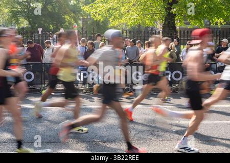 London, Vereinigtes Königreich. April 2025. Läufer, die beim TCS London Marathon 2025 durch Greeenwich fahren. Engin Karmaan/Alamy Live News. Stockfoto