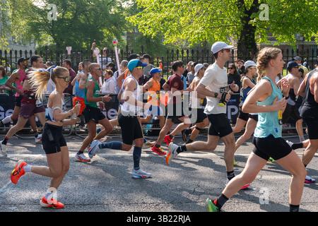 London, Vereinigtes Königreich. April 2025. Läufer, die beim TCS London Marathon 2025 durch Greeenwich fahren. Engin Karmaan/Alamy Live News. Stockfoto