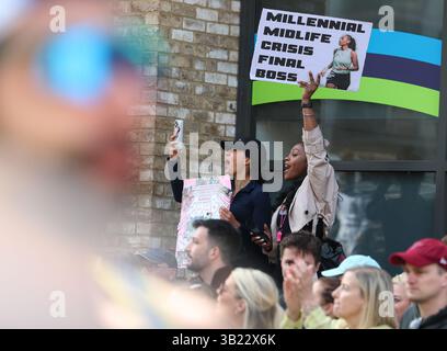 London, Großbritannien. April 2025. A Supporters halten ein Banner „Millenial Midlufe Crisis Final Boss“ als Motivation beim TCS London Marathon 2025 während des TCS London Marathon am 27. April 2025 in London, England, Großbritannien Credit: Andrew Sumner/Alamy Live News Stockfoto