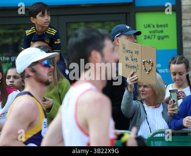 London, Großbritannien. April 2025. Ein Support trägt das Banner „beeil dich, wir sind Durst“ als motivierende Unterstützung für Runner XX beim TCS London Marathon 2025 während des TCS London Marathon am 27. April 2025 in London, England, Großbritannien Credit: Andrew Sumner/Alamy Live News Stockfoto