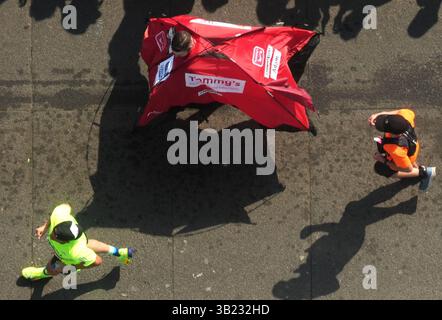 Ein allgemeiner Blick aus dem Sichtfenster über der Tower Bridge auf einen Läufer in schicker Kleidung beim Massenpartizipationsrennen während des TCS London Marathon. Bilddatum: Sonntag, 27. April 2025. Stockfoto