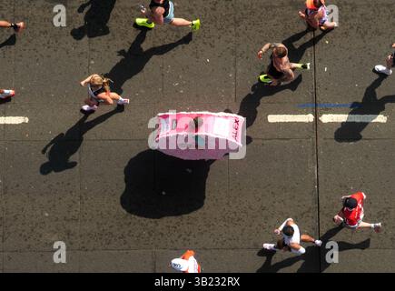 Ein allgemeiner Blick aus dem Sichtfenster über der Tower Bridge auf einen Läufer in schicker Kleidung beim Massenpartizipationsrennen während des TCS London Marathon. Bilddatum: Sonntag, 27. April 2025. Stockfoto