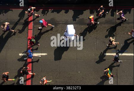 Ein allgemeiner Blick aus dem Sichtfenster über der Tower Bridge auf einen Läufer in schicker Kleidung beim Massenpartizipationsrennen während des TCS London Marathon. Bilddatum: Sonntag, 27. April 2025. Stockfoto
