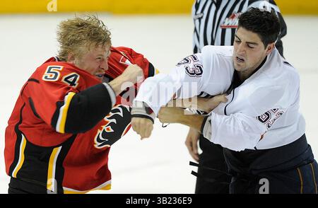 14. SEPTEMBER 2010 - Penticton, British Columbia, Kanada - PENTICTON, BRITISH COLUMBIA: 14. SEPTEMBER 2010: Chris Breene, der ehemalige Verteidiger der Calgary Flames, und der junge Edmonton Oilers, Cameron Abney (rechts), kämpfen während der zweiten Spielzeit beim Young Stars Tournament, das am 14. September 2010 in Penticton, B.C. stattfindet. Das Turnier mit acht Spielen findet vom 12. Bis 16. September statt und umfasst Rookie-Spieler der National Hockey League aus den Edmonton Oilers, Calgary Flames, Vancouver Canucks, Anaheim Ducks und San Jose Sharks. (Kreditbild: © Larry Wong/Postmedia News/ZUMApress.com) Stockfoto