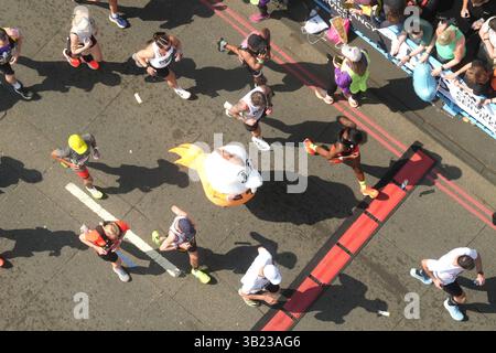Ein allgemeiner Blick aus dem Sichtfenster über der Tower Bridge auf einen Läufer in schicker Kleidung beim Massenpartizipationsrennen während des TCS London Marathon. Bilddatum: Sonntag, 27. April 2025. Stockfoto