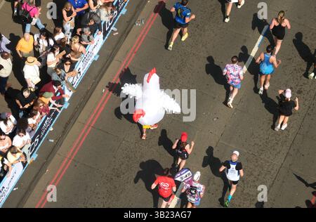 Ein allgemeiner Blick aus dem Sichtfenster über der Tower Bridge auf einen Läufer in schicker Kleidung beim Massenpartizipationsrennen während des TCS London Marathon. Bilddatum: Sonntag, 27. April 2025. Stockfoto