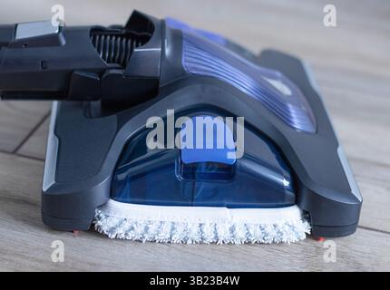 Bürstenkopf Staubsauger auf Fliesenböden mit Aufschrift in Englisch - Wasser Stockfoto
