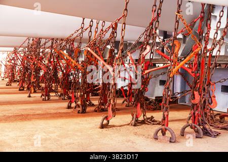 Die Rotorblätter von Windturbinen wurden mit speziellen Befestigungselementen versehen und auf dem Deck des Schiffes angekettet. Stockfoto