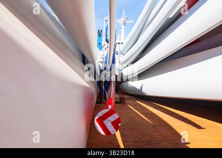 Die Rotorblätter von Windturbinen wurden mit speziellen Befestigungselementen versehen und auf dem Deck des Schiffes angekettet. Stockfoto