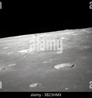 20. Mai 1969 – Outer Space – diese hohe, nach vorne schräge Ansicht von Rima Ariadaeus auf dem Mond wurde von der Apollo 10 Crew im Mai 1969 fotografiert. Die Koordinaten des Mittelpunkts befinden sich bei 17 Grad, 5 Minuten östlicher Länge und 5 Grad, 0 Minuten nördlicher Breite. Die Apollo 10-Crew zielte eine 70-mm-Handkamera von der Mondumlaufbahn aus auf die Oberfläche, um eine Reihe von Bildern dieses Gebiets zu erstellen. (Kreditbild: © NASA/ZUMApress.com) Stockfoto