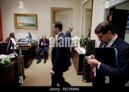 1. September 2010 – Washington, District of Columbia, USA – BRIAN MOSTELLER, stellvertretender Direktor des Oval Office Operations, und DAN SHAPIRO, leitender Direktor des Nahen Ostens, betreten das Oval Office, wo GEORGE MITCHELL, Sondergesandter für den Frieden im Nahen Osten, sitzt, Stabschef RAHM EMANUEL und Personal Secretary KATIE JOHNSON auf den Präsidenten warten. (Kreditbild: © Pete Souza/Weißes Haus/ZUMApress.com) Stockfoto