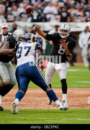 19. September 2010: Jason Campbell (8), Quarterback der Oakland Raiders, der während des NFL-Fußballspiels zwischen den Oakland Raiders und den St. Louis Rams im Oakland-Alameda County Coliseum in Oakland, CA. Die Raiders besiegten die Rams mit 16:14. Damon Tarver/CSM(Bild: © Damon Tarver/Cal Sport Media/ZUMApress.com) Stockfoto