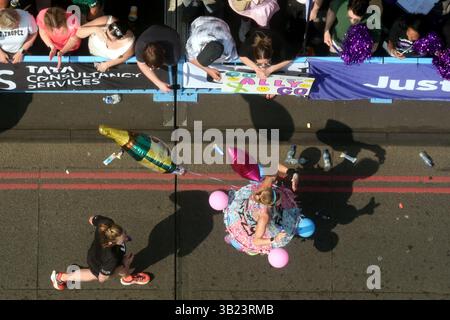 Ein allgemeiner Blick aus dem Sichtfenster über der Tower Bridge auf einen Läufer in schicker Kleidung beim Massenpartizipationsrennen während des TCS London Marathon. Bilddatum: Sonntag, 27. April 2025. Stockfoto