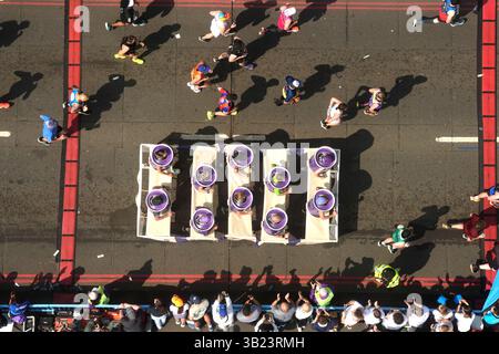 Ein allgemeiner Blick aus dem Sichtfenster über der Tower Bridge auf Läufer in schicker Kleidung beim Massenpartizipationsrennen während des TCS London Marathon. Bilddatum: Sonntag, 27. April 2025. Stockfoto