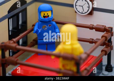 Tambow, Russische Föderation - 29. März 2025 zwei Lego-Astronauten-Minifiguren stehen in einem Boxring Stockfoto