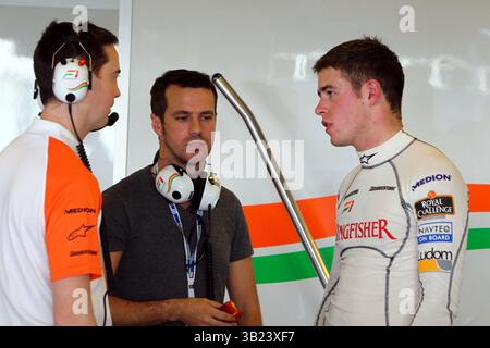 November 2010 - Abu Dhabi, Vereinigte Arabische Emirate - Paul Di Resta (GBR) Force India mit Tiago Monteiro (POR)...Formel 1 Young Driver Test, Yas Marina Circuit. (Vermerk: © Sutton Motorsports/ZUMAPRESS.com) Stockfoto