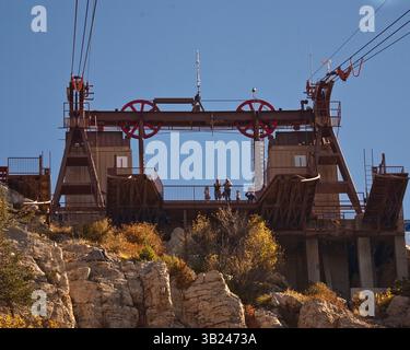 17. Oktober 2010 - Albuquerque, New Mexico, USA - Touristen fotografieren den 11.000 Quadratmeilen (17.703 Quadratkilometer) Panoramablick auf Albuquerque, New Mexico und das Rio Grande Valley vom Aussichtspunkt der Aussichtsplattform des oberen Terminals der Sandia Peak Aerial Tramway auf dem 378 Fuß (3.163 m) hohen Sandia Peak im Cibola National Forest. (Bild: © Arnold Drapkin/ZUMAPRESS.com) Stockfoto