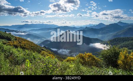 Typische Landschaft des Nationalparks Picos de Europa in Spanien im Sommer mit schöner Vegetation Stockfoto