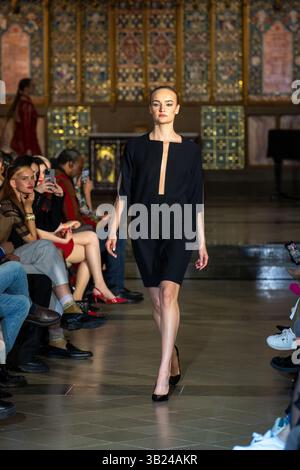 London, UK, 26. April 2025, der London Fashion Day ist eine der führenden Plattformen Londons, die sich mit neuen Designern, innovativen Marken und visionären Schöpfern aus Großbritannien und der ganzen Welt befasst. Sie setzen sich dafür ein, nachhaltige Mode, ethische Produktion und Vielfalt in der Modebranche zu fördern. Fotos von Lenie Boya mit ihren Entwürfen. In dieser Saison präsentiert Lenie Boya eine Kollektion, die Frauen dazu inspiriert, Feminität nach ihren eigenen Vorstellungen zu definieren – mit Charisma, Selbstvertrauen und einem ruhigen Gefühl für Macht. Andrew Lalchan Photography/Alamy Live News Stockfoto