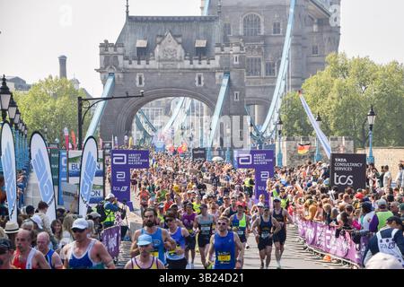 London, England, Großbritannien. April 2025. Tausende von Läufern überqueren die Tower Bridge beim London Marathon 2025. (Kreditbild: © Vuk Valcic/ZUMA Press Wire) NUR REDAKTIONELLE VERWENDUNG! Nicht für kommerzielle ZWECKE! Quelle: ZUMA Press, Inc./Alamy Live News Stockfoto