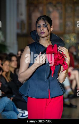 London, UK, 26. April 2025, der London Fashion Day ist eine der führenden Plattformen Londons, die sich mit neuen Designern, innovativen Marken und visionären Schöpfern aus Großbritannien und der ganzen Welt befasst. Sie setzen sich dafür ein, nachhaltige Mode, ethische Produktion und Vielfalt in der Modebranche zu fördern. Fotos von Lenie Boya mit ihren Entwürfen. In dieser Saison präsentiert Lenie Boya eine Kollektion, die Frauen dazu inspiriert, Feminität nach ihren eigenen Vorstellungen zu definieren – mit Charisma, Selbstvertrauen und einem ruhigen Gefühl für Macht. Andrew Lalchan Photography/Alamy Live News Stockfoto