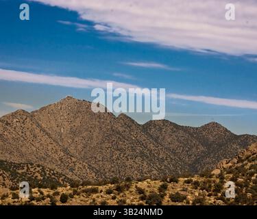 Oktober 2010 - Albuquerque, New Mexico, USA - die Ausläufer an der Westseite der Sandia Mountains, unmittelbar östlich von Albuquerque, New Mexico. Die Berge liegen größtenteils im Cibola National Forest und ihr höchster Punkt ist Sandia Crest mit 10.678 Fuß (3.255 m). (Bild: © Arnold Drapkin/ZUMAPRESS.com) Stockfoto
