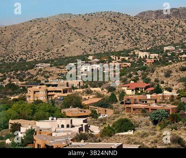 Oktober 2010 - Albuquerque, New Mexico, USA - Häuser schleichen sich bis zu den Ausläufern auf der Westseite der Sandia Mountains, unmittelbar östlich von Albuquerque. Die Berge liegen größtenteils im Cibola National Forest und ihr höchster Punkt ist Sandia Crest mit 10.678 Fuß (3.255 m). (Bild: © Arnold Drapkin/ZUMAPRESS.com) Stockfoto