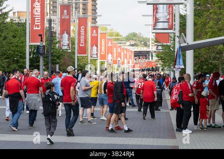 Wembley Stadium, London, Vereinigtes Königreich am 27. April 2025. London, Großbritannien. April 2025. Fans und Fans, die am 27. April 2025 vor dem Halbfinalspiel des Nottingham Forest FC gegen Manchester City FC Emirates FA Cup im Wembley Stadium in London, Großbritannien ankommen. Credit: Ian Stephen/Every Second Media Credit: Every Second Media/Alamy Live News Stockfoto