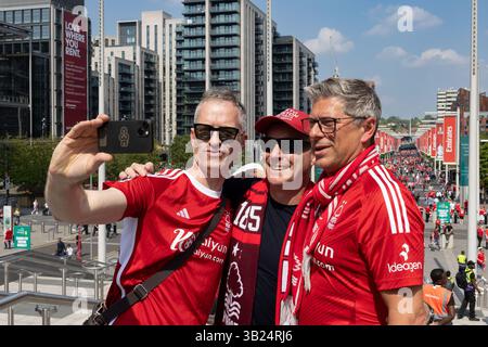 Wembley Stadium, London, Vereinigtes Königreich am 27. April 2025. London, Großbritannien. April 2025. Fans und Fans, die am 27. April 2025 vor dem Halbfinalspiel des Nottingham Forest FC gegen Manchester City FC Emirates FA Cup im Wembley Stadium in London, Großbritannien ankommen. Credit: Ian Stephen/Every Second Media Credit: Every Second Media/Alamy Live News Stockfoto