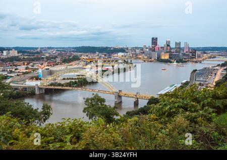Pittsburgh, Pennsylvania, Vereinigte Staaten von Amerika – 12. Oktober 2018. Blick auf Pittsburgh, Pennsylvania, USA, und West End Bridge in der Abenddämmerung. Stockfoto