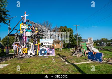 Detroit, Michigan, Vereinigte Staaten von Amerika – 14. Oktober 2018. Ansicht eines Abschnitts des Heidelberger Projekts, eines Outdoor-Kunstprojekts im McDougall-H Stockfoto
