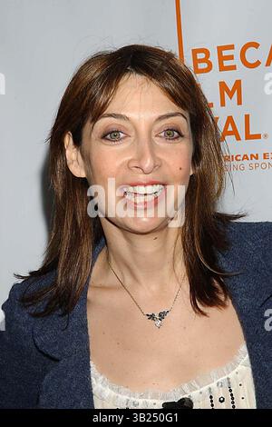 April 2005 - New York, New York, USA - I9619KBA.DAS 4. JÄHRLICHE TRIBECA FILM FESTIVAL PRÄSENTIERT DIE PREMIERE VON ''ALCHEMY'' IM REGAL BATTERY PARK New York VESSEY, NEW YORK New York. 04.25-2005 - - 2005.ILLEANA DOUGLAS(Foto: © Ken Babolocsay/Globe photos/ZUMAPRESS.com) Stockfoto