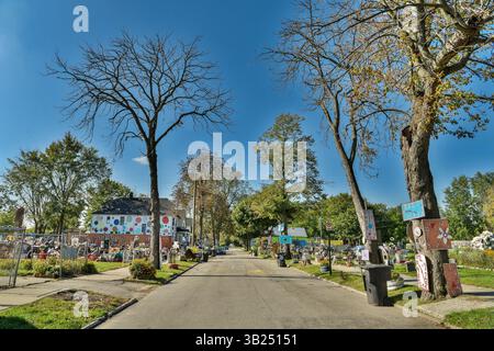 Detroit, Michigan, Vereinigte Staaten von Amerika – 14. Oktober 2018. Blick auf die Heidelberger Straße, dem Standort des Heidelberger Projekts, eines Outdoor-Kunstprojekts Stockfoto