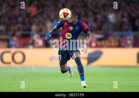 Sevilla, Spanien. April 2025. SEVILLA, SPANIEN - 26. April: Raphinha Dias von Barcelona im Finale der Copa del Rey 2024/25 zwischen Real Madrid und Barcelona im Cartuja-Stadion. Am 27. April (Foto: Guillermo Martinez) Credit: Guillermo Martinez/Alamy Live News Stockfoto