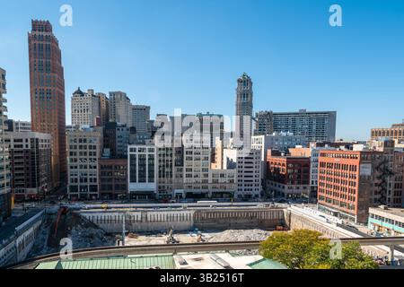 Detroit, Michigan, Vereinigte Staaten von Amerika – 14. Oktober 2018. Skyline von Detroit mit Gebäuden entlang der Woodward Avenue. Das David Stott Building ist für den 1 Stockfoto