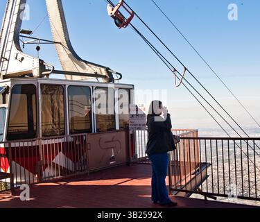 17. Oktober 2010 - Albuquerque, New Mexico, USA - Touristen fotografieren den 11.000 Quadratmeilen (17.703 Quadratkilometer) Panoramablick auf Albuquerque, New Mexico und das Rio Grande Valley vom Aussichtspunkt der Aussichtsplattform des oberen Terminals der Sandia Peak Aerial Tramway auf dem 378 Fuß (3.163 m) hohen Sandia Peak im Cibola National Forest. (Bild: © Arnold Drapkin/ZUMAPRESS.com) Stockfoto
