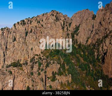 17. Oktober 2010 - Albuquerque, New Mexico, USA - die steile und zerklüftete Westseite der Sandia Mountains, unmittelbar östlich von Albuquerque, New Mexico, deren Granitfelswände zu Türmen, Klippen und Zinnen von zerklüfteter Schönheit erodiert sind. Der höchste Punkt des Cibola National Forest ist Sandia Crest mit 10.678 Fuß (3.255 m). (Bild: © Arnold Drapkin/ZUMAPRESS.com) Stockfoto