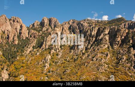 17. Oktober 2010 - Albuquerque, New Mexico, USA - die steile und zerklüftete Westseite der Sandia Mountains, unmittelbar östlich von Albuquerque, New Mexico, deren Granitfelswände zu Türmen, Klippen und Zinnen von zerklüfteter Schönheit erodiert sind. Der höchste Punkt des Cibola National Forest ist Sandia Crest mit 10.678 Fuß (3.255 m). (Bild: © Arnold Drapkin/ZUMAPRESS.com) Stockfoto