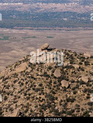 Oktober 2010 - Albuquerque, New Mexico, USA - natürliche Granitfelsen an der steilen und zerklüfteten Westseite der Sandia Mountains, unmittelbar östlich von Albuquerque, New Mexico. Der höchste Punkt des Cibola National Forest ist Sandia Crest mit 10.678 Fuß (3.255 m). (Bild: © Arnold Drapkin/ZUMAPRESS.com) Stockfoto