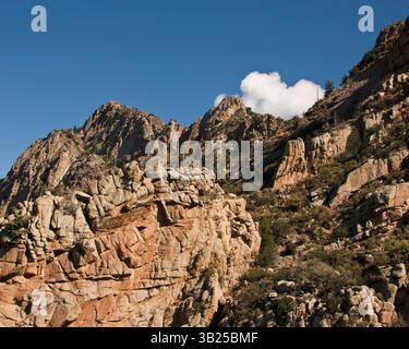 17. Oktober 2010 - Albuquerque, New Mexico, USA - die steile und zerklüftete Westseite der Sandia Mountains, unmittelbar östlich von Albuquerque, New Mexico, deren Granitfelswände zu Türmen, Klippen und Zinnen von zerklüfteter Schönheit erodiert sind. Der höchste Punkt des Cibola National Forest ist Sandia Crest mit 10.678 Fuß (3.255 m). (Bild: © Arnold Drapkin/ZUMAPRESS.com) Stockfoto