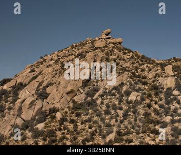 Oktober 2010 - Albuquerque, New Mexico, USA - natürliche Granitfelsen an der steilen und zerklüfteten Westseite der Sandia Mountains, unmittelbar östlich von Albuquerque, New Mexico. Der höchste Punkt des Cibola National Forest ist Sandia Crest mit 10.678 Fuß (3.255 m). (Bild: © Arnold Drapkin/ZUMAPRESS.com) Stockfoto
