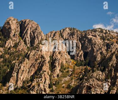 17. Oktober 2010 - Albuquerque, New Mexico, USA - die steile und zerklüftete Westseite der Sandia Mountains, unmittelbar östlich von Albuquerque, New Mexico, deren Granitfelswände zu Türmen, Klippen und Zinnen von zerklüfteter Schönheit erodiert sind. Der höchste Punkt des Cibola National Forest ist Sandia Crest mit 10.678 Fuß (3.255 m). (Bild: © Arnold Drapkin/ZUMAPRESS.com) Stockfoto