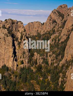 17. Oktober 2010 - Albuquerque, New Mexico, USA - die steile und zerklüftete Westseite der Sandia Mountains, unmittelbar östlich von Albuquerque, New Mexico, deren Granitfelswände zu Türmen, Klippen und Zinnen von zerklüfteter Schönheit erodiert sind. Der höchste Punkt des Cibola National Forest ist Sandia Crest mit 10.678 Fuß (3.255 m). (Bild: © Arnold Drapkin/ZUMAPRESS.com) Stockfoto