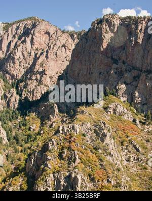 17. Oktober 2010 - Albuquerque, New Mexico, USA - die steile und zerklüftete Westseite der Sandia Mountains, unmittelbar östlich von Albuquerque, New Mexico, deren Granitfelswände zu Türmen, Klippen und Zinnen von zerklüfteter Schönheit erodiert sind. Der höchste Punkt des Cibola National Forest ist Sandia Crest mit 10.678 Fuß (3.255 m). (Bild: © Arnold Drapkin/ZUMAPRESS.com) Stockfoto