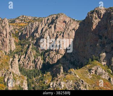 17. Oktober 2010 - Albuquerque, New Mexico, USA - die steile und zerklüftete Westseite der Sandia Mountains, unmittelbar östlich von Albuquerque, New Mexico, deren Granitfelswände zu Türmen, Klippen und Zinnen von zerklüfteter Schönheit erodiert sind. Der höchste Punkt des Cibola National Forest ist Sandia Crest mit 10.678 Fuß (3.255 m). (Bild: © Arnold Drapkin/ZUMAPRESS.com) Stockfoto