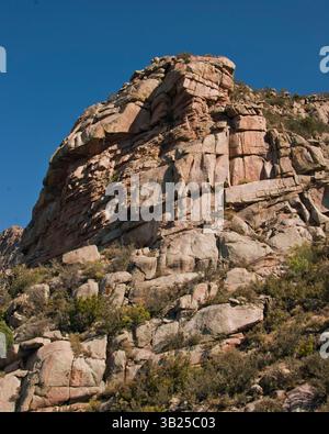 17. Oktober 2010 - Albuquerque, New Mexico, USA - die steile und zerklüftete Westseite der Sandia Mountains, unmittelbar östlich von Albuquerque, New Mexico, deren Granitfelswände zu Türmen, Klippen und Zinnen von zerklüfteter Schönheit erodiert sind. Der höchste Punkt des Cibola National Forest ist Sandia Crest mit 10.678 Fuß (3.255 m). (Bild: © Arnold Drapkin/ZUMAPRESS.com) Stockfoto