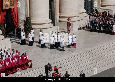Rom, Italien. April 2025. Rom, Rom, Italien, 27. April 2025, während der Beerdigung des Heiligen Vaters Franziskus, Petersplatz, Vatikanstadt, Rom, Italien während der Beerdigungsmesse des Heiligen Vaters Franziskus - News Credit: Live Media Publishing Group/Alamy Live News Stockfoto