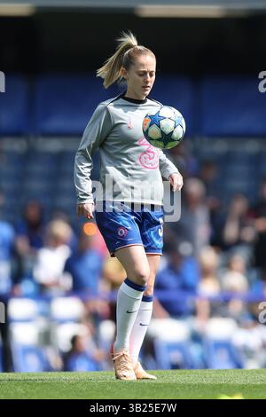 London, Großbritannien. April 2025. Keira Walsh von Chelsea Women wärmt sich beim Halbfinale der Womens Champions League im zweiten Leg zwischen Chelsea Women und Barcelona am 27. April 2025 in Stamford Bridge in London auf. Foto von Ken Sparks. Nur redaktionelle Verwendung, Lizenz für kommerzielle Nutzung erforderlich. Keine Verwendung bei Wetten, Spielen oder Publikationen eines einzelnen Clubs/einer Liga/eines Spielers. Quelle: UK Sports Pics Ltd/Alamy Live News Stockfoto