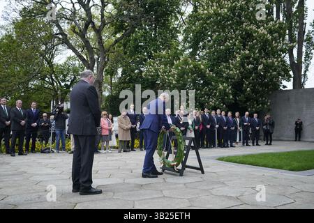 Taoiseach Micheal Martin legt einen Kranz bei Fianna Fails jährlicher Gedenkfeier zum Osteraufgang 1916 auf dem Arbour Hill Cemetery. Bilddatum: Sonntag, 27. April 2025. Stockfoto